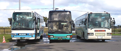 三菱養和チームのバス