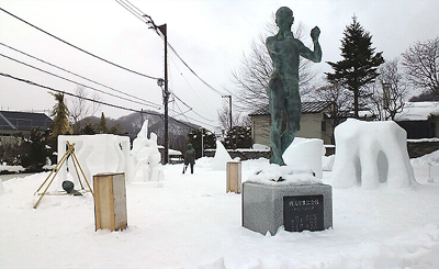 雪像たちとブロンズ像たち