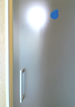 ドアに青いペンキ