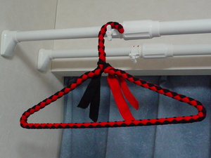 赤と黒の編みこみハンガー