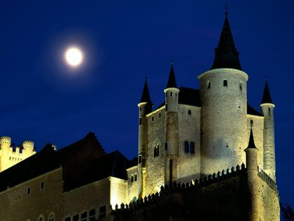 1369056404-Moon-Over-Alcazar-Castle-Segovia.jpg