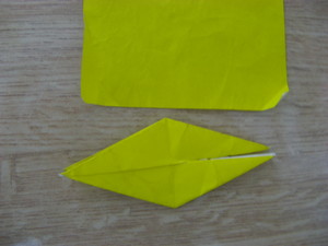 黄色い折り鶴の途中