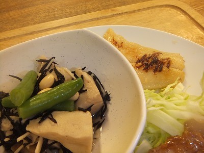高野豆腐とひじきの煮物。