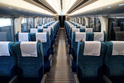 1446080982-1024px-Nagoya_Railroad_-_Series_2000_-_Cabin_-_01.jpg