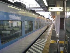 鴻巣駅で運転打ち切りとなった「ムーンライトえちご」