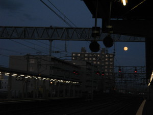 帰りは満月が･･･　ＪＲ白石駅にて
