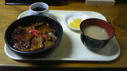 豚丼（たくわん、味噌汁付き）　850円