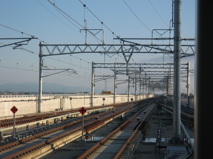 新青森駅。将来は函館、さらには札幌へと繋がる方向を望む。