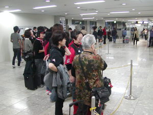福岡空港に集結した赤黒い人々